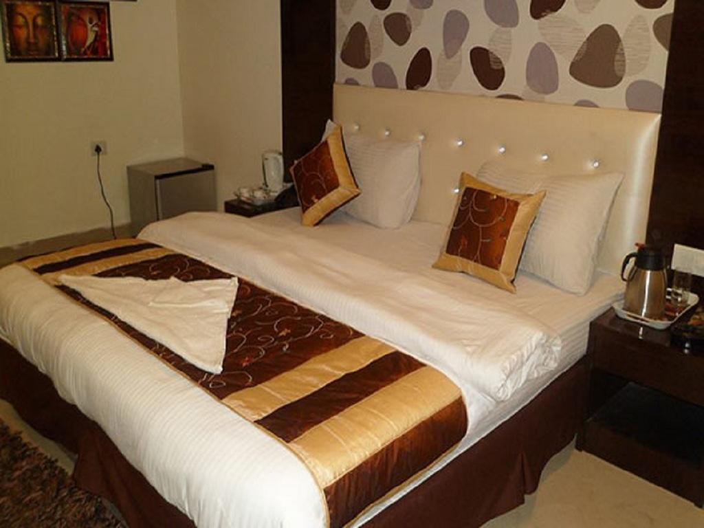 Hotel Parth Palace New Delhi Exterior photo